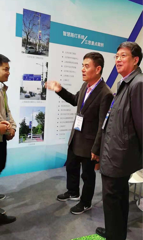 上海市綠色建筑協(xié)會會長甘忠澤（中）與副會長兼秘書長許解良（右）