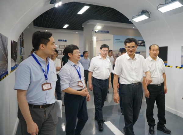 浙江省委常委、統(tǒng)戰(zhàn)部部長(zhǎng)熊建平（右二）、金華市委書記陳龍（中），浦江縣委書記程天云（右）